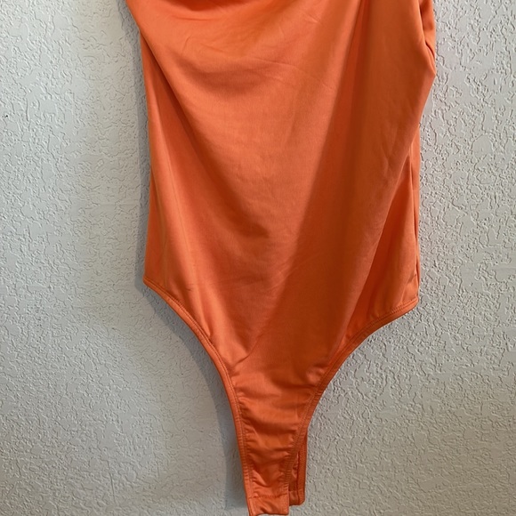 ❗️last call Superdown Taryn Asymmetric Bodysuit in Orange - Picture 7 of 11